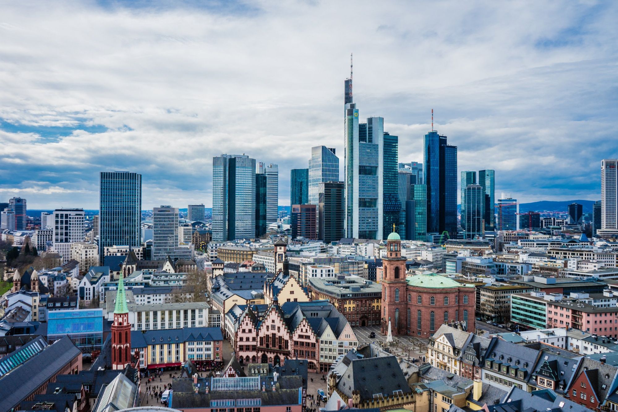 Pogled na Frankfurt na Majni: stari grad i neboderi